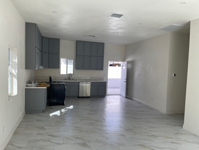 Building Photo - 11954 Redbank St