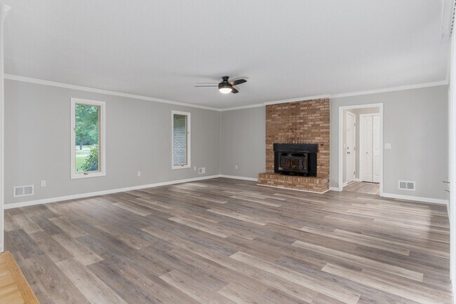 Building Photo - 400 Derby Ln
