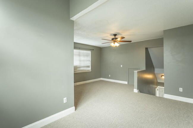Building Photo - 3 bedroom, 2 bathroom home in the Southside!