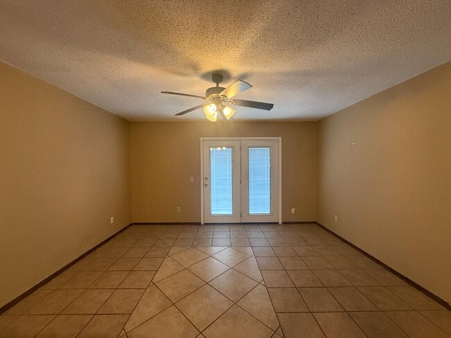 Building Photo - 313 W Pine Ave