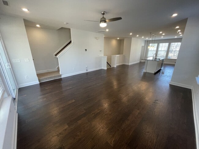 Building Photo - 3 Bd 3.5 Ba end unit townhouse