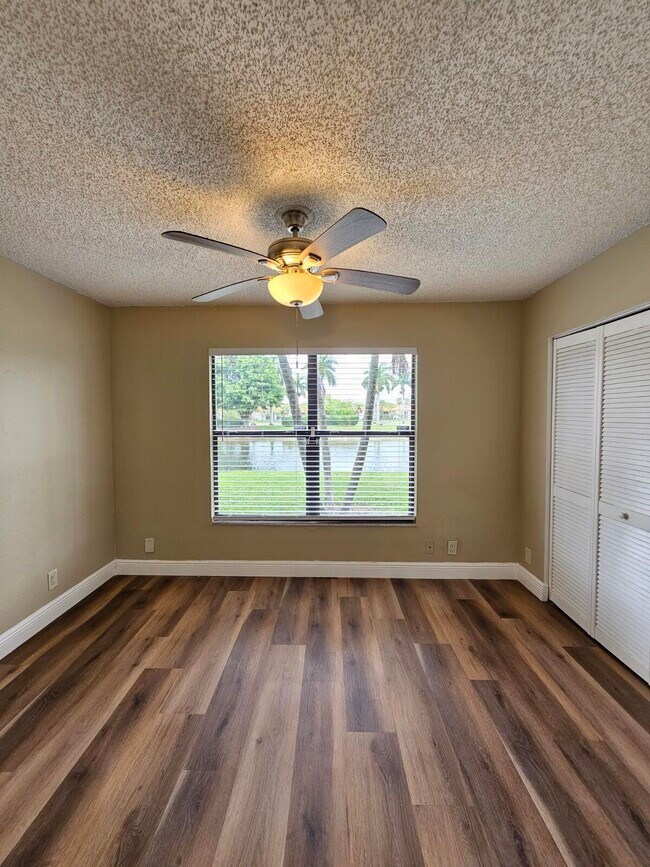 Building Photo - 1523 Lake Crystal Dr