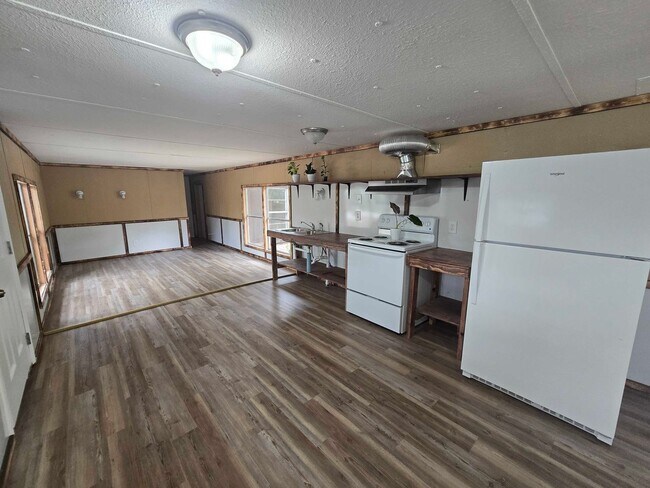 Building Photo - Affordable Living Near Bastrop