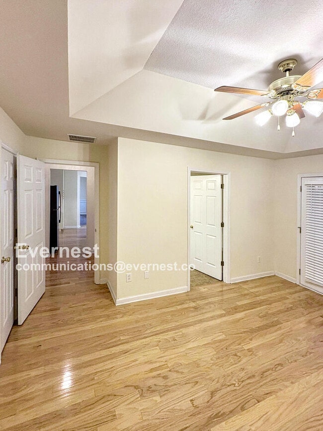 Building Photo - 552 Drake Cir