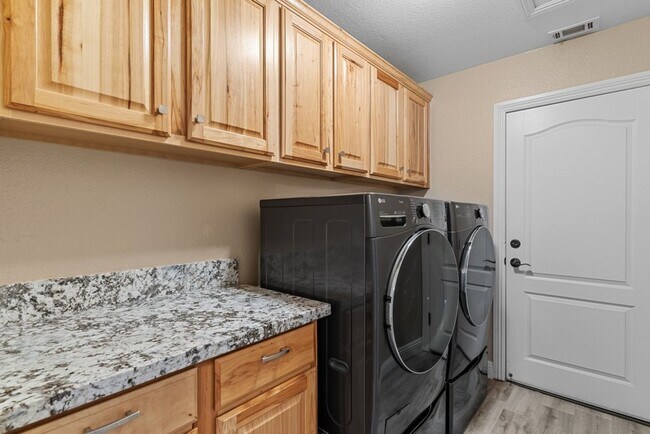 Building Photo - Spacious Single Story, 4 Bedroom "Henderso...