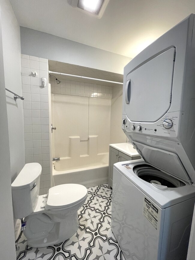 Building Photo - 942 N Elston Ave