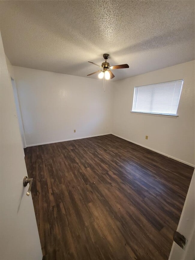 Building Photo - 907 Fairway Green Cove