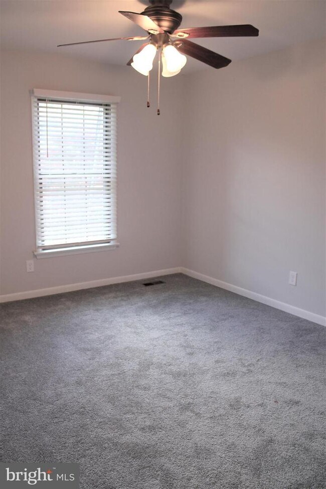 Building Photo - 27 Tudor Ct