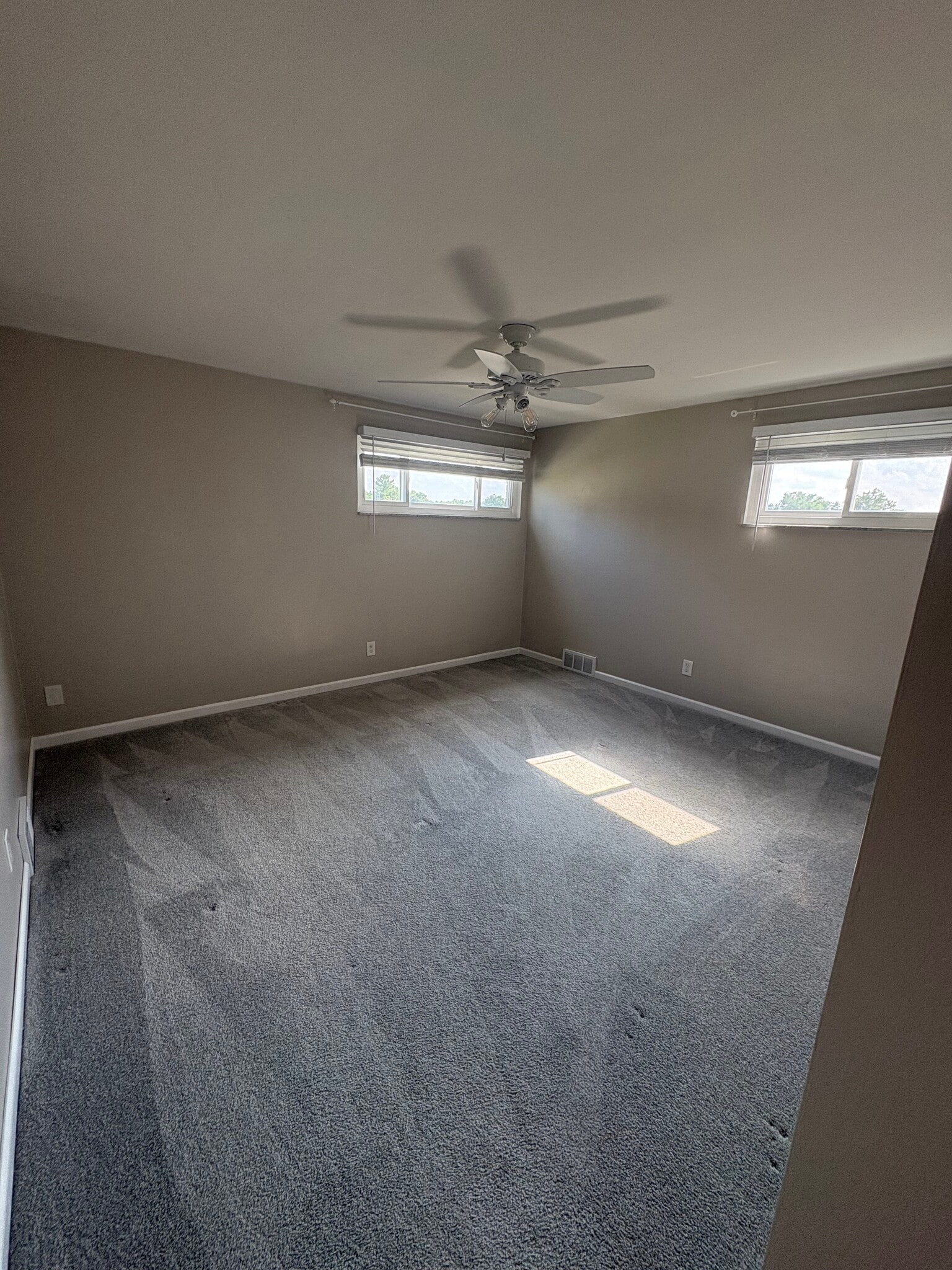 Building Photo - 1624 Sillview Dr