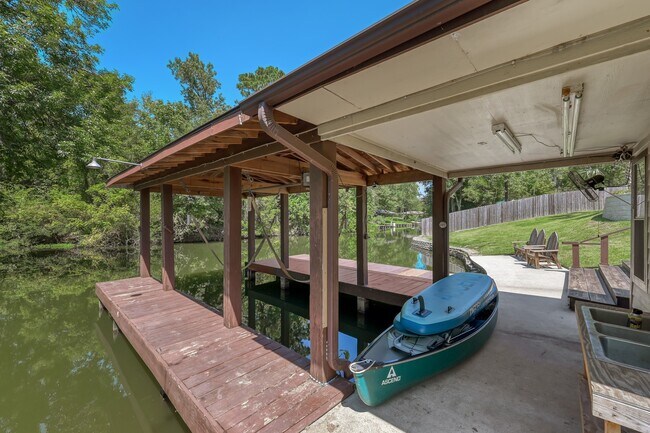 Building Photo - 13847 Pkwy Manor Dr