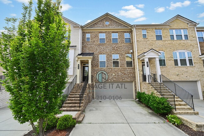 Building Photo - A beautifully maintained 3-bedroom, 3.5-ba...