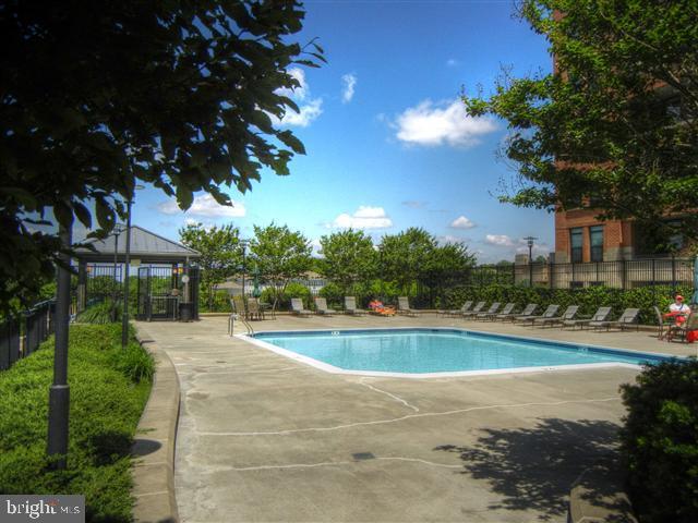 Building Photo - 1830 Fountain Dr
