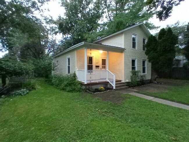 Building Photo - 209 3rd St