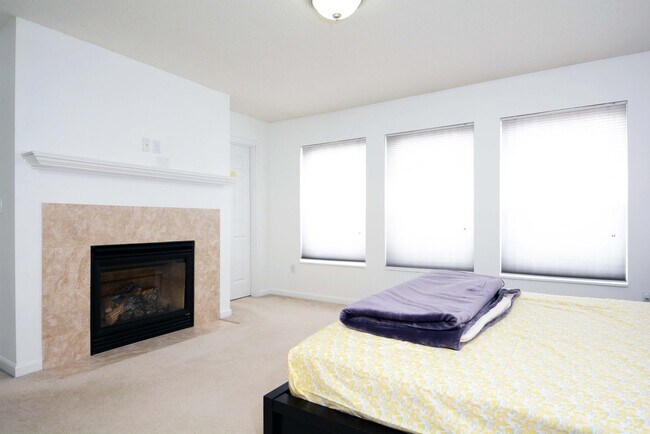 Building Photo - 2-Bed, 3-Bath Townhouse in a Great Location!