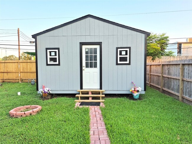 Building Photo - 854 Shawnee St