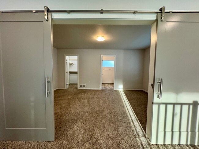 Building Photo - 6 E 12th Ave