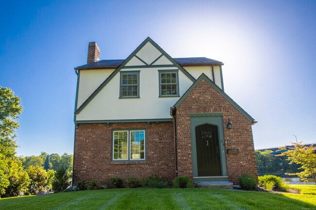 Building Photo - 40 Strickland Rd