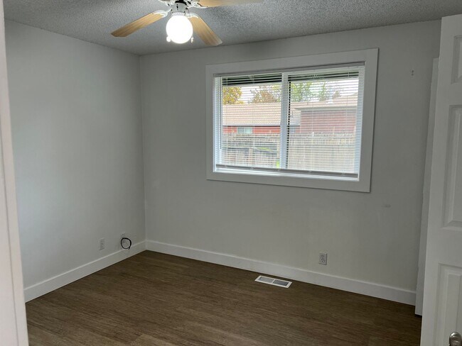 Building Photo - Beautiful 3 bedroom 2 bath house in Eugene!  $500 OFF YOUR FIRST MONTH'S RENT!