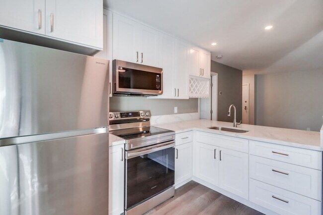 Building Photo - Beautifully renovated and located in the h...