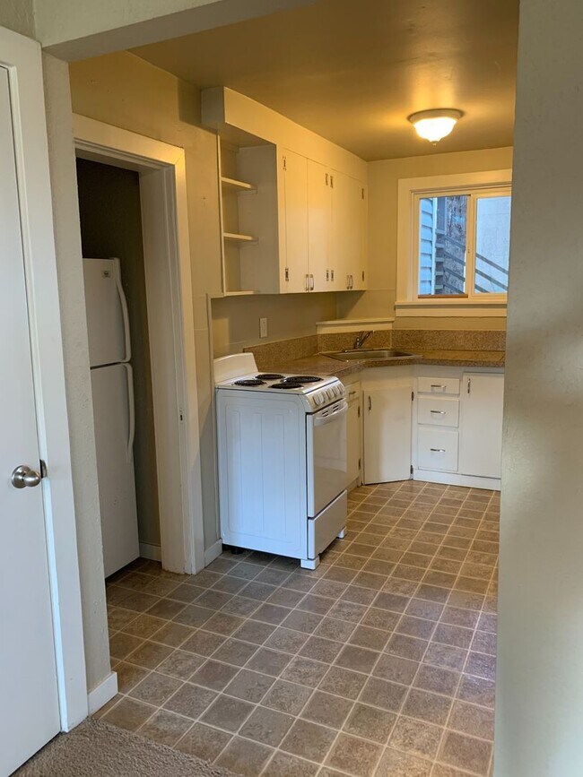 Building Photo - 100 Renton Triplex