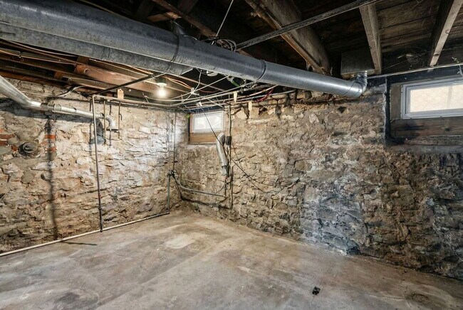 Building Photo - 398 E Northwood Ave