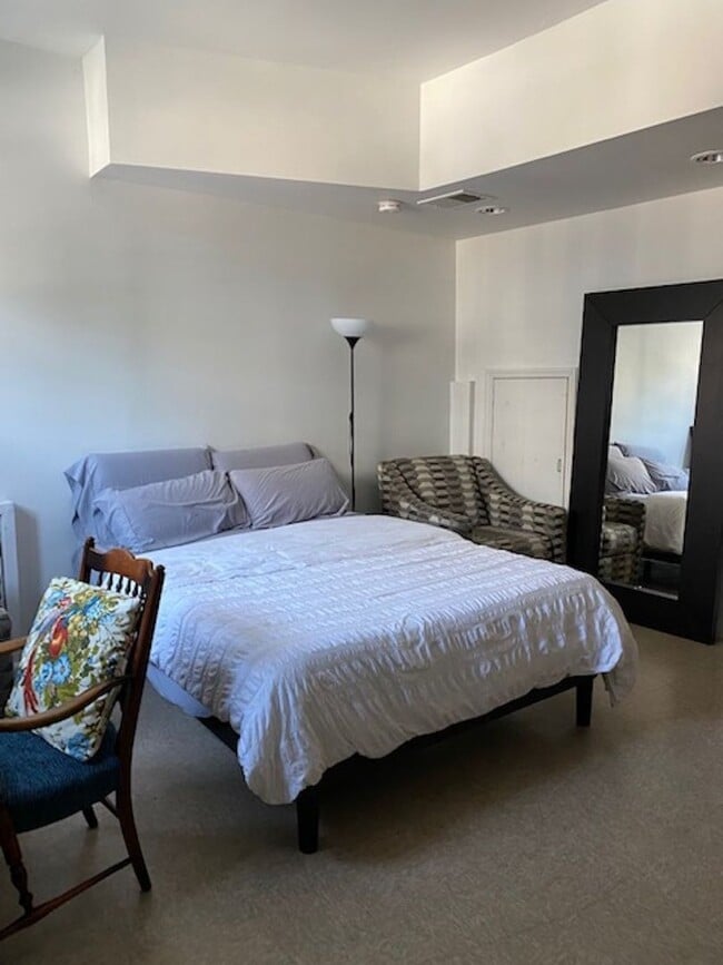 Building Photo - Three Bedroom 3.5 baths Townhouse for Rent...