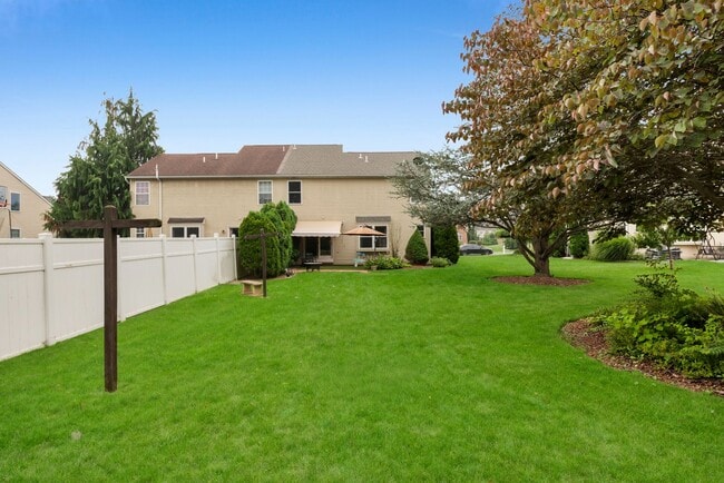 Building Photo - 2235 Briarwood Dr