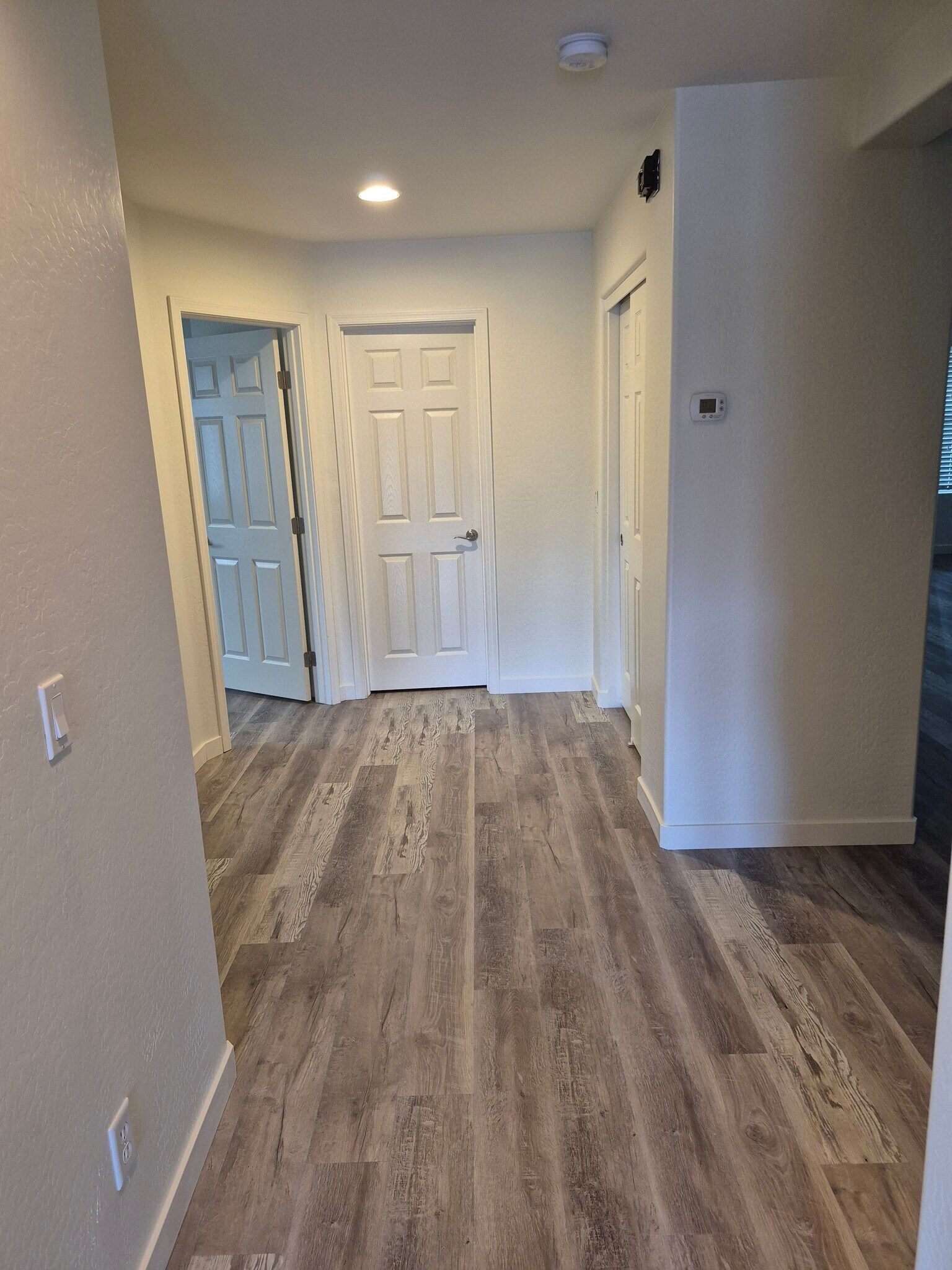Spacious hallway with linen closet - 1725 W Matthews Dr