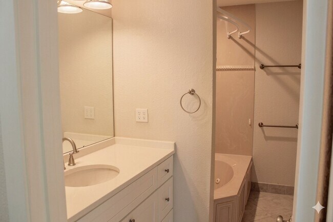 Building Photo - Charming Corner Lot Home In Destin!