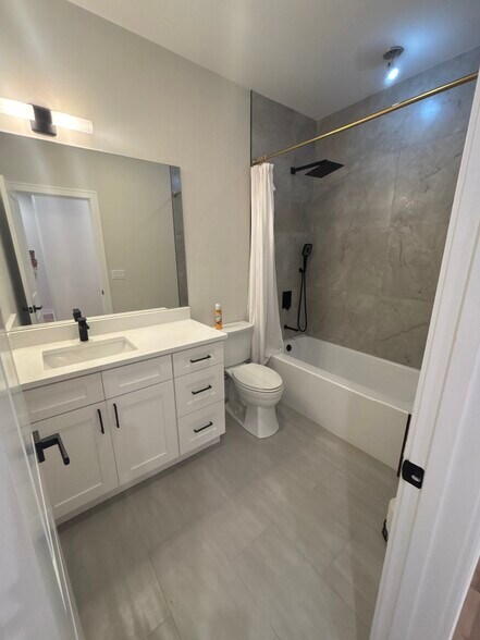 Building Photo - 6853 W Belmont Ave