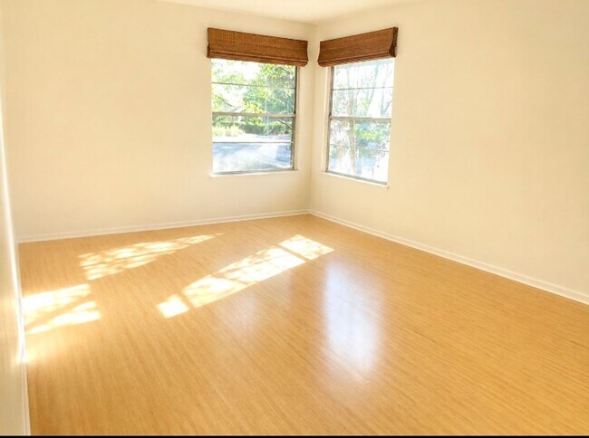 Building Photo - Charming South Austin Classic