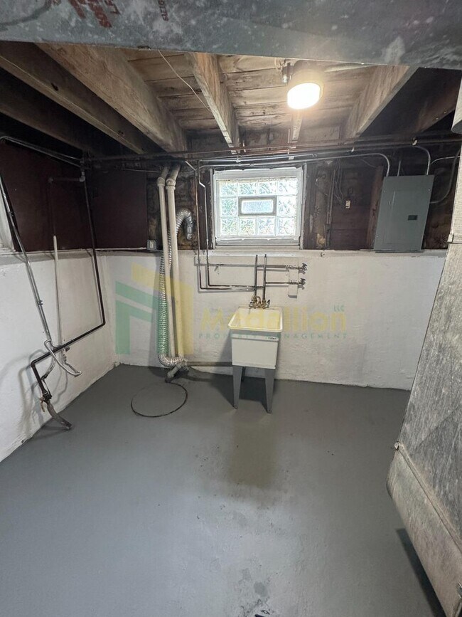 Building Photo - Stylish 4BR/2BA Home with Modern Updates & Finished Basement ( Near 124TH & LaSalle)