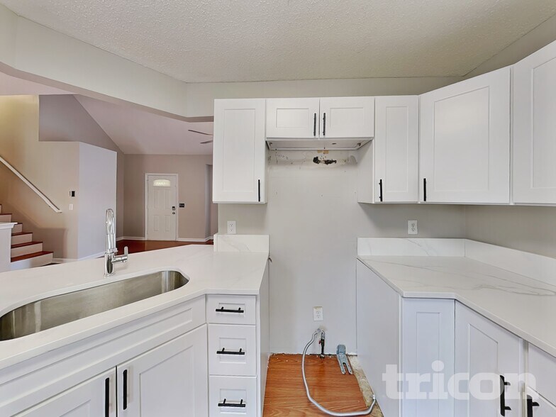 Building Photo - 5005 Hyacinth Ln