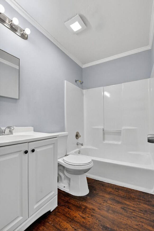 Building Photo - Beautiful 3/2 Available in the Heart of Boynton