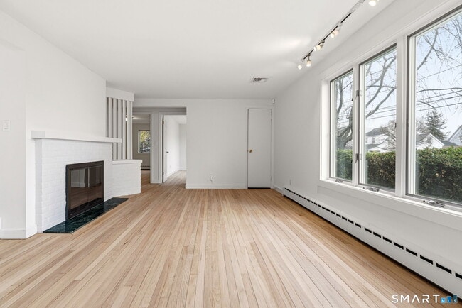 Building Photo - 100 Shorefront Park