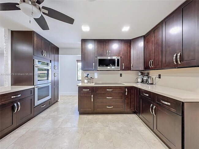 Building Photo - 5 bedroom in Hollywood FL 33021