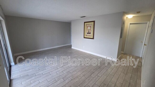 Building Photo - 7210 N Manhattan Ave