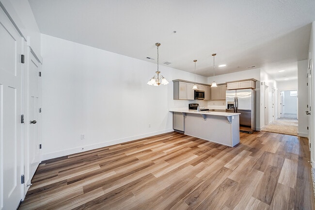 Building Photo - 665 N 380 W