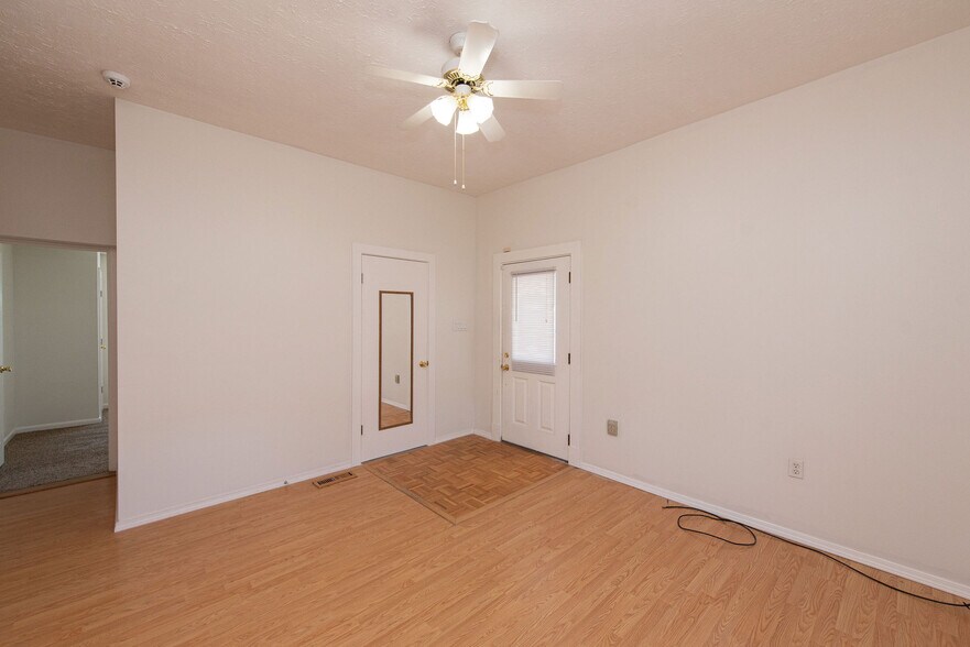 Building Photo - 718 Wachendorf St