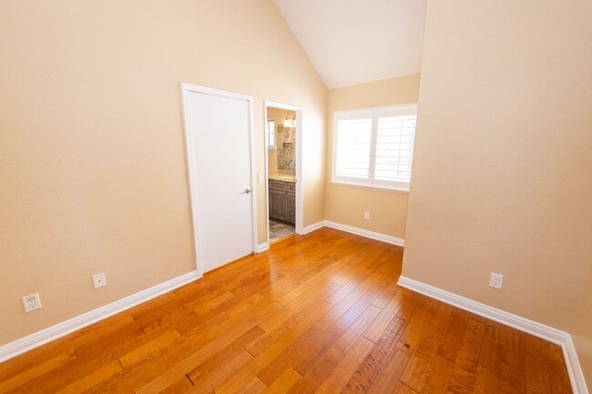 Building Photo - 2BR/2.5BA Townhome with garage - READY NOW!