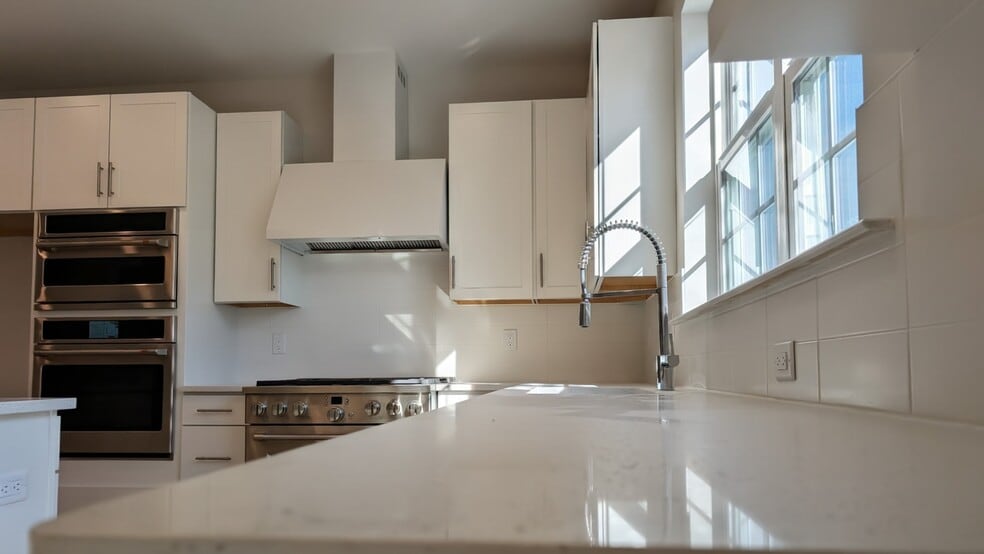 Building Photo - 3703 Jordan Dr