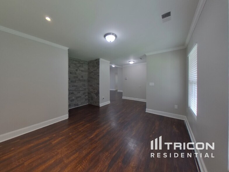 Building Photo - 4116 Larkhaven Village Dr