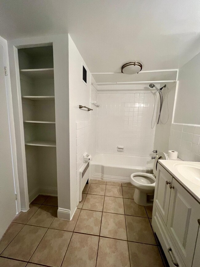 Building Photo - 922 24th St NW