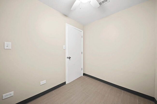 Building Photo - Spacious 2BR, 2BA Haven with Hardwood Elegance right across from Humboldt Park!