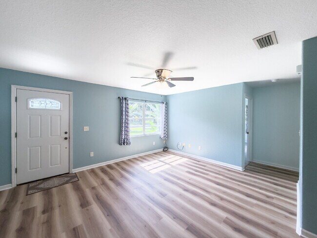 Building Photo - 3 Bed | 2 Bath | 1,200 Sq Ft Single-Family Home  RENT NOW WITH ZERO DEPOSIT on a 12-month lease!