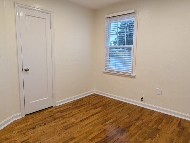 Building Photo - 1002 S 12th St