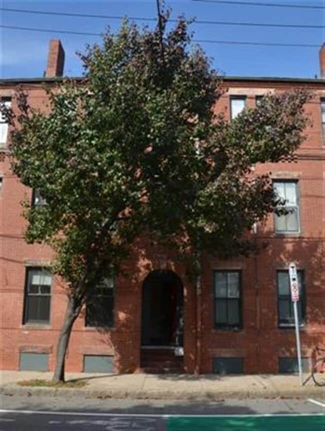 Building Photo - 43 Bow St