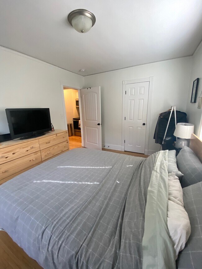 Building Photo - 481 Warwick St