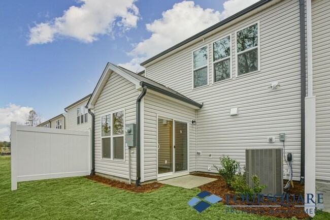 Building Photo - End-unit Townhouse | Open floor plan | RDU...