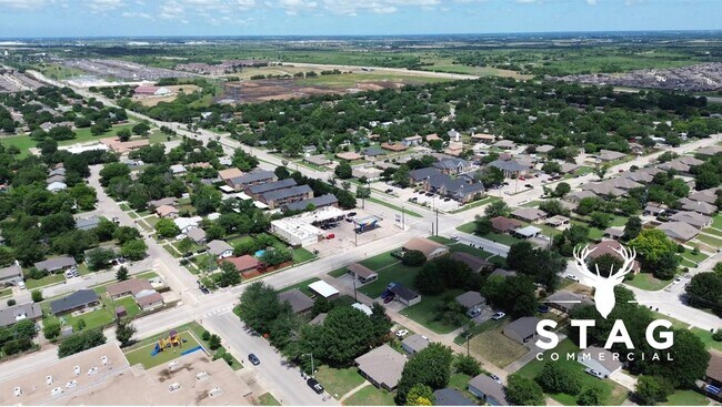 Building Photo - Charming 2 Bed 1 Bath Duplex - Walk to Sch...